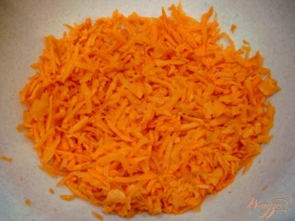 Морковь мелко нарезаем и натираем на тёрке с мелкими отверстиями.Лук и морковь пассеруем на растительном масле.
