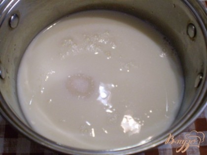 Соединяем молоко с сахаром и щепоткой ванилина или ванильного сахара.