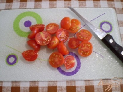 Нарезаем помидоры.