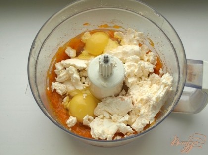 К тыквенному пюре добавить яйца, творог, ванильный сахар, корицу, мускатный орех, соль и сливки.