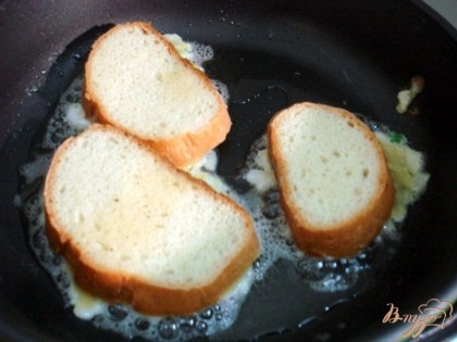 На ломтик батона выкладываем две столовые ложки яично-луковой массы с одной стороны. И этой стороной резко выкладываем на сковорду с разогретым растительным маслом. Жарим только с одной стороны.Не пережаривайте. Бутерброды должны приобрести золотистый цвет.