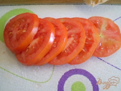 Нарезаем помидор.