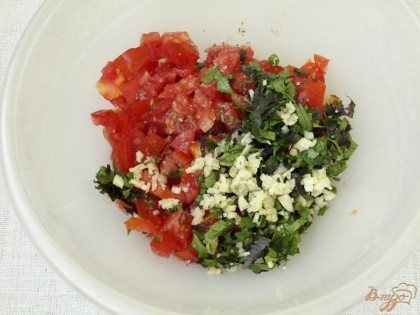 Приготовить начинку: нарезать кубиками помидоры, мелко нарезать зелень, острый перец и чеснок. Посолить морской солью.