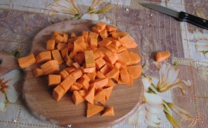 Берем две морковки средней величины - так же моем, чистим и нарезаем кубиками, как представлено на фотографии. Теперь отправляем порезанную морковку вслед за остальными овощами в сковородку.
