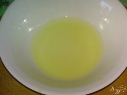 Лимон вымойте и выдавите сок.