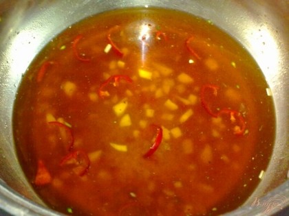 Смешать соевый и китайский соус. Добавить соль и перец, а также чеснок и перец чили. Добавить воду и довести до кипения.