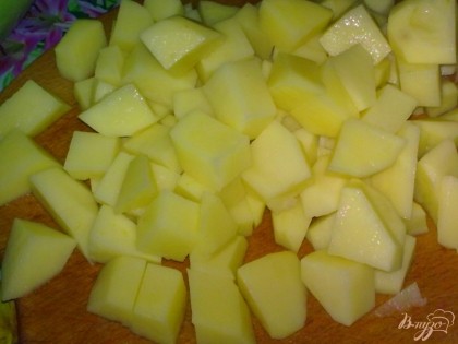 Картофель очистить, помыть и нарезать крупными кубиками.