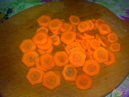 Морковь очистить, помыть и нарезать кольцами.