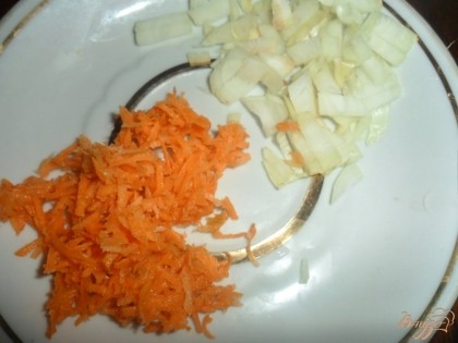 Натертую на мелкой терке морковь, мелко порезанный лук бросить в кипящую воду к курице, посолить, варить бульон до 1,5 часа.