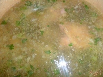 Когда картофель и гречка будут готовы,снимаем суп с огня, и бросаем в него мелко нарезанную зелень и лавровый лист.