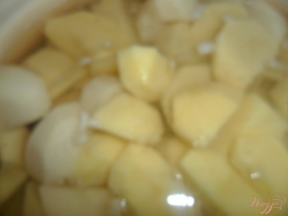 Картофель почистить и поставить варить.