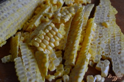 С початков кукурузы срезать зерна.
