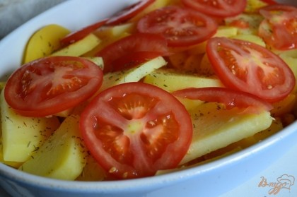 Затем слой репы с картофелем, разложить кружочки помидора.