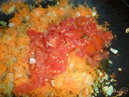 Натертую не мелкой терке морковь, порезанный мелко лук и помидоры обжарить на растительном масле.