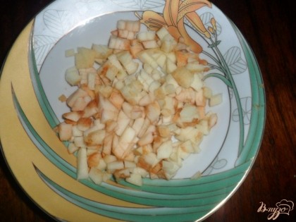 Яблоко очистить от кожуры и семян. покрошить кубиками, сложить на дно тарелки, помазать немножко майонезом.