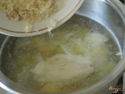 В кастрюле нагреть до кипения воду. Куриное филе помыть и выложить в воду,варить около 30 минут. Рис тщательно промыть. Тем временем, картофель, морковь и лук почистить и помыть. Картофель нарезать кусочками и по истечении времени выложить в бульон. Следом добавить рис.