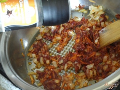 Лук с морковью обжарить на сливочном масле до красивого золотистого оттенка. Добавить томатную пасту, перемешать и прогреть в течение 2 минут.