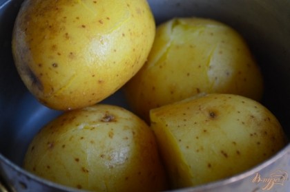 Картофель отварить в мундире и почистить от кожуры.