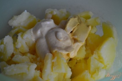 Кусочки картофеля и лук выложить в салатник, добавить майонез, горчицу и столовый уксус.