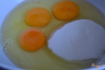 Яйца перемешать венчиком с сахаром и щепоткой соли.