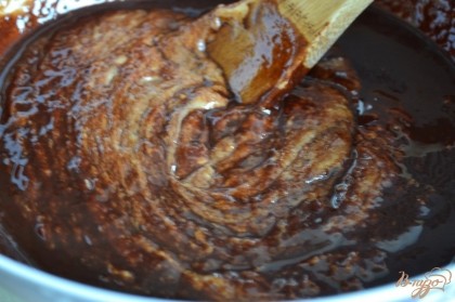 Влить растопленный со сливочным маслом шоколад .