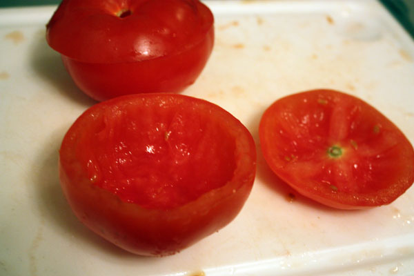 Выбираем крепкие спелые помидоры, срезаем сверху примерно третью часть и выскребаем мякоть.   