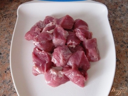 Мясо вымыть, нарезать одинаковыми кусочками со стороной 5 см.