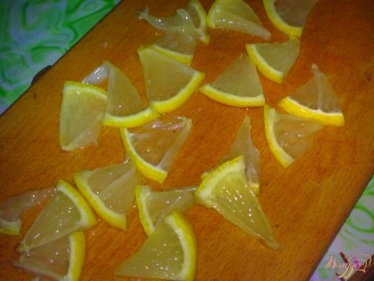 Лимон помыть и нарезать ломтиками.