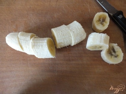 Бананы очищаем от шкурки.