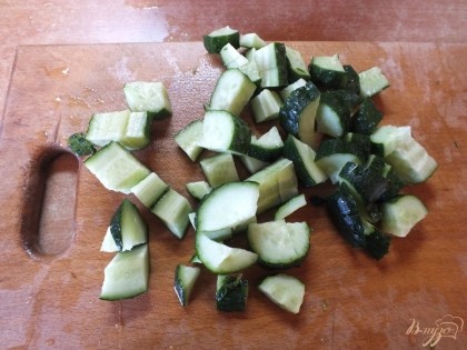 Огурцы можно взять салатные, моем их и нарезаем кубиками.