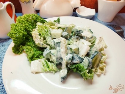 Готово! На тарелку кладем отложенный лист пекинской капусты и сверху выкладываем салат. Сразу подаем. Кушайте на здоровье=)