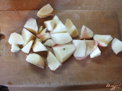 Яблоки лучше брать сладкие или класть больше сахара. Вымойте их, выньте семенные коробочки и нарежьте кусочками не крупно.