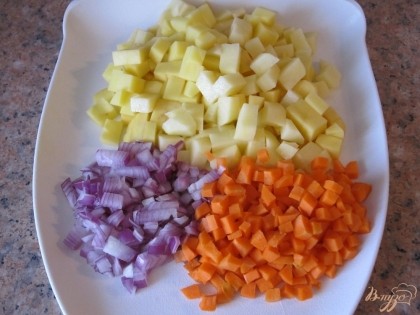 Нарезать маленькими кусочками картофель, лук и морковь.
