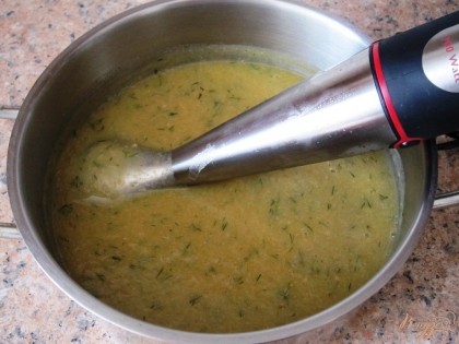 Взбить суп блендером, заправить сливочным маслом, перемешать.