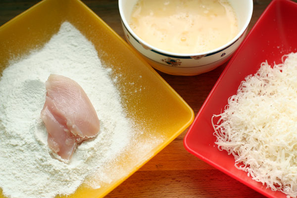 Муку смешиваем с солью и перцем в тарелке. С солью аккуратно, особенно если сыр соленый. В случае с пармезаном можно вообще не солить. Мясо обмакиваем поочередно в муку, яйцо и сыр.