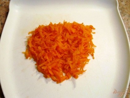 Морковь натереть на средней терке.