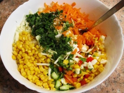Соединить подготовленные ингредиенты в салатнике, добавить кукурузу, рубленую зелень, посолить по вкусу, заправить растительным маслом. Перемешать.