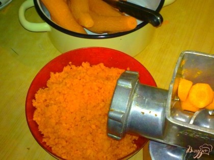 Морковь пропустить через мясорубку.