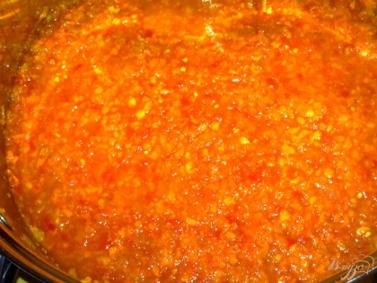 Смешать помидоры с яблоками, морковью и перцем. Добавить масло, соль, перец чили и специи. Тушить 60 минут. За 20 минут до готовности добавить чеснок.