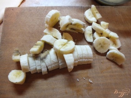 Банан нарезаем на половинки кружочков.