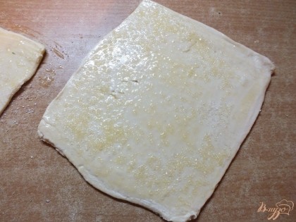 Раскатываем тесто в тонкие квадраты (0,5 см примерно). Смазываем обильно яйцом и сахаром.