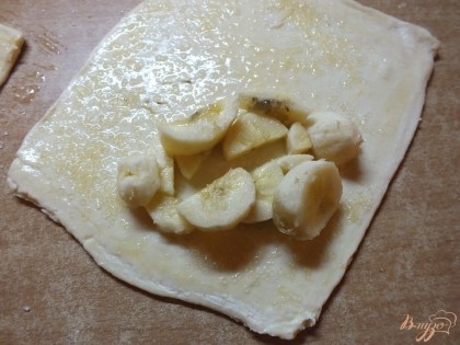 На один треугольничек раскладываем банан.