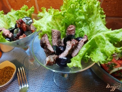 Готово! Готовый салат подаем сразу, еще теплым. Впринцепи он не требует гарнира. Приятного аппетита!=)