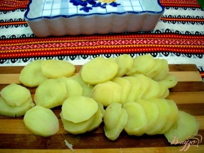 Картофель нарезаем кружочками, толщиной приблизительно в один сантиметр. Солим по вкусу.
