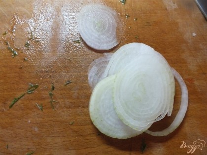 Салатный лук нарезаем как можно более тонкими кольцами.