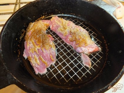 Нагрейте сковородку и жарьте мясо по 5-8 мин с каждой стороны до готовности.