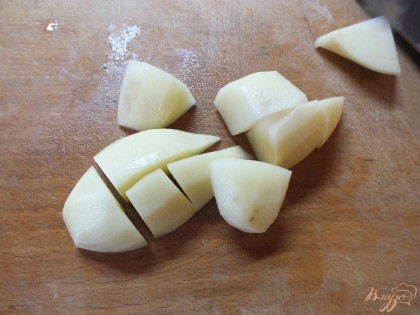 Картофель чистим нарезаем мелкими кубиками около 1,5 см.