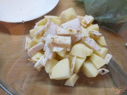 Смешиваем картофель с салом в миске.