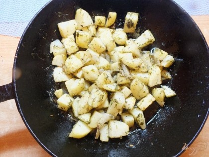 Запекаем картошку 35 мин при 180 градусах. Картофель должен стать мягким.