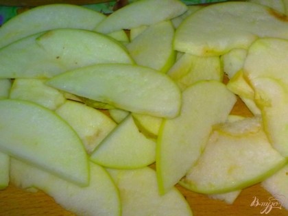 Яблоко помыть, удалить сердцевину и нарезать дольками.